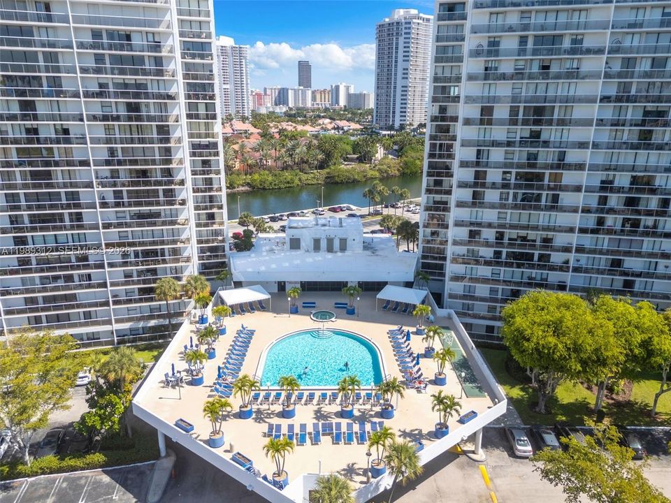 Activo con contrato: $549,000 (3 camas, 3 baños, 1465 Pies cuadrados)