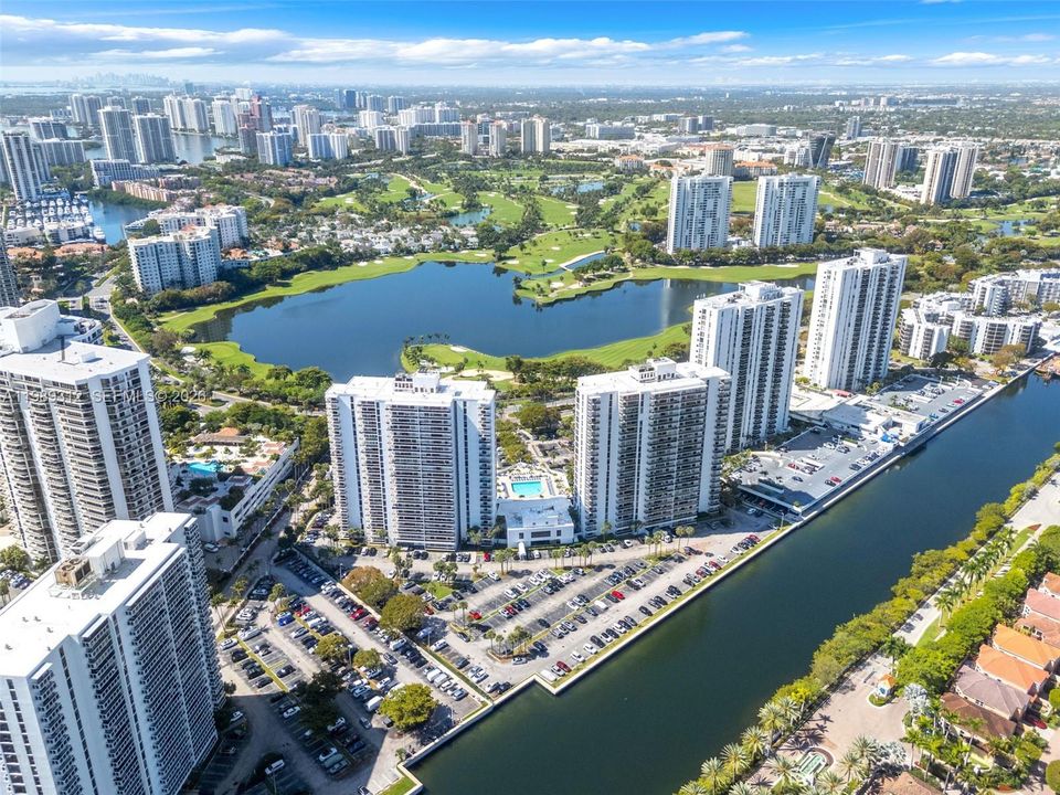 Activo con contrato: $549,000 (3 camas, 3 baños, 1465 Pies cuadrados)
