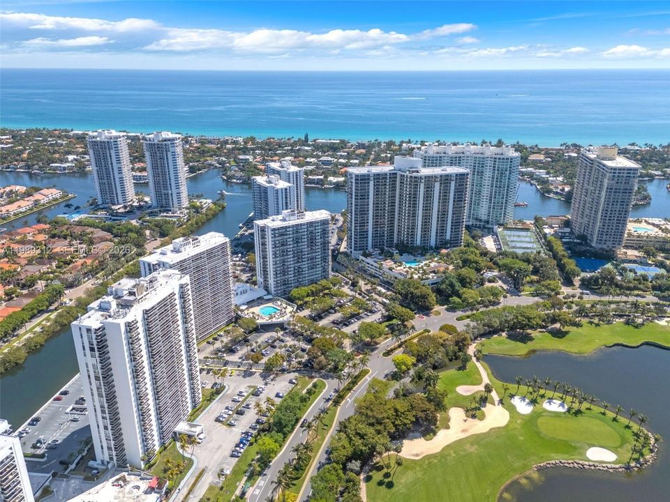 Activo con contrato: $549,000 (3 camas, 3 baños, 1465 Pies cuadrados)