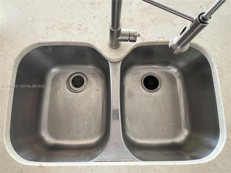 Undermounted St Steel kitchen sink