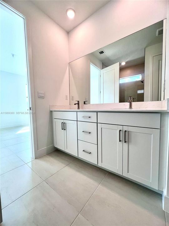 Principal bathroom.