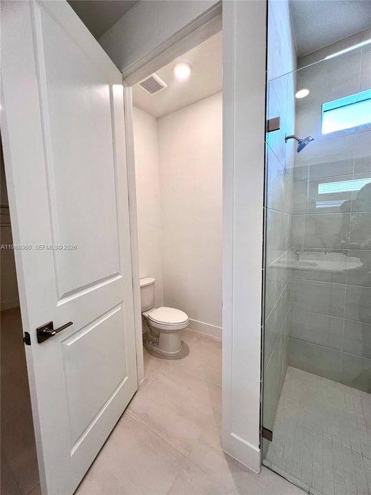 Privacy enclosure/principal bathroom
