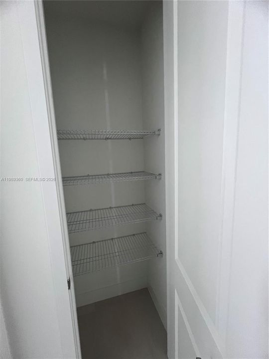 Activo con contrato: $4,800 (4 camas, 2 baños, 1739 Pies cuadrados)