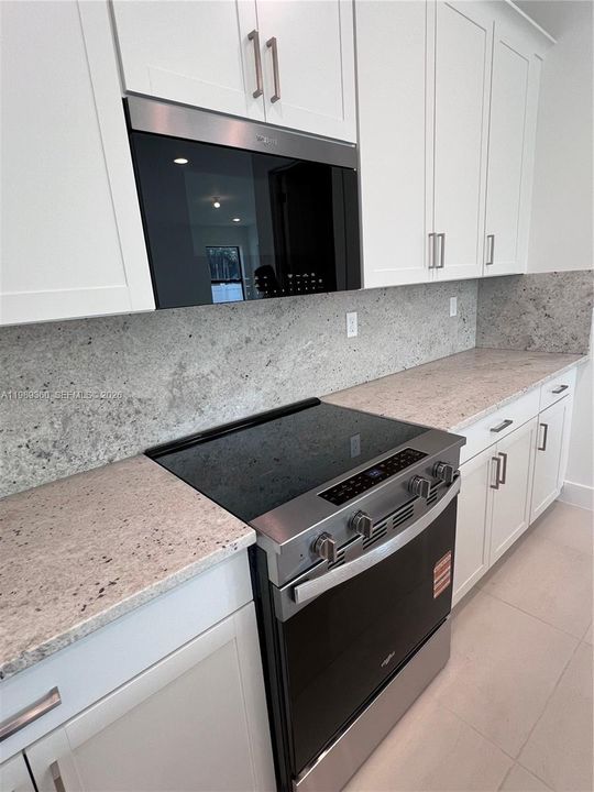 Activo con contrato: $4,800 (4 camas, 2 baños, 1739 Pies cuadrados)
