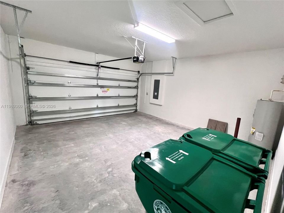 Activo con contrato: $4,800 (4 camas, 2 baños, 1739 Pies cuadrados)