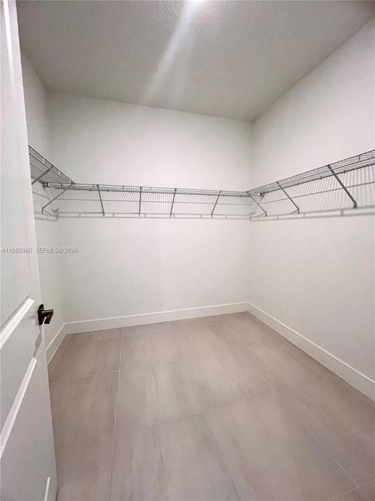 Walking-Closet in principal bathroom.