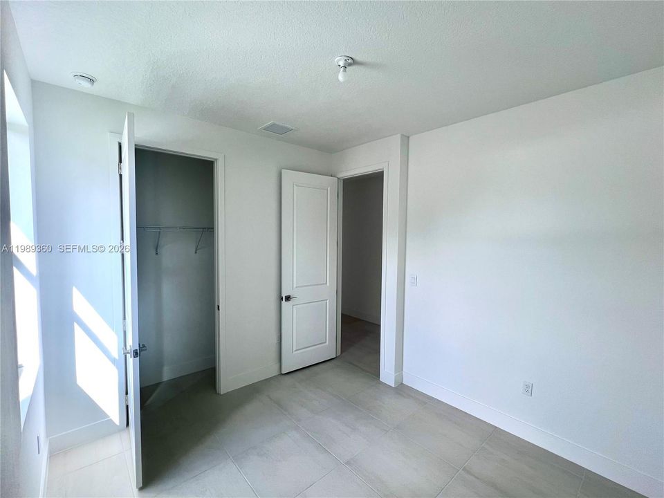 Activo con contrato: $4,800 (4 camas, 2 baños, 1739 Pies cuadrados)
