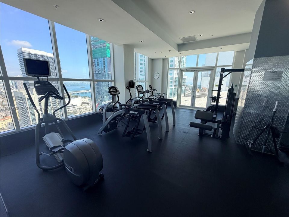 For Sale: $299,000 (1 beds, 1 baths, 662 Square Feet)