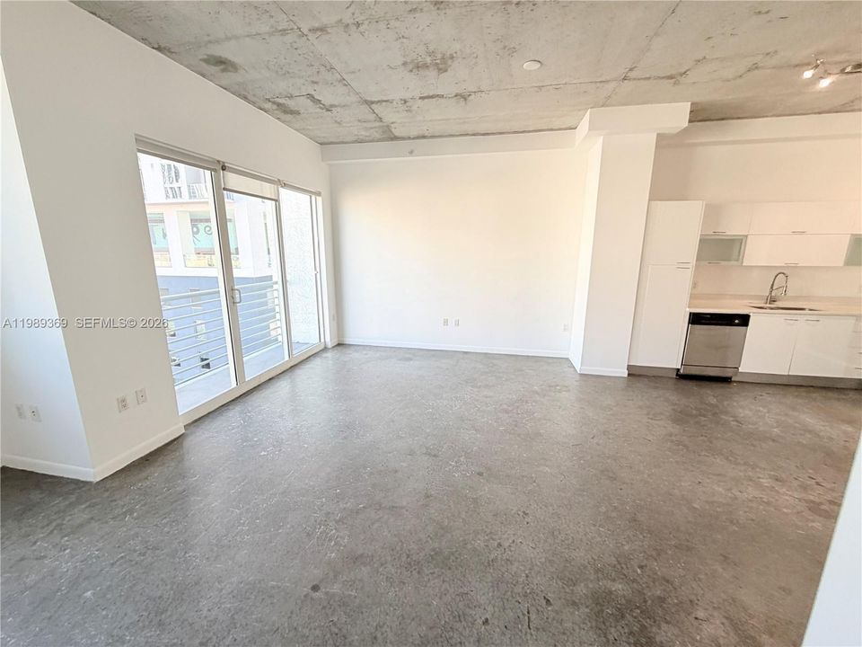 For Sale: $299,000 (1 beds, 1 baths, 662 Square Feet)