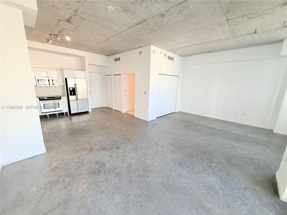 For Sale: $299,000 (1 beds, 1 baths, 662 Square Feet)