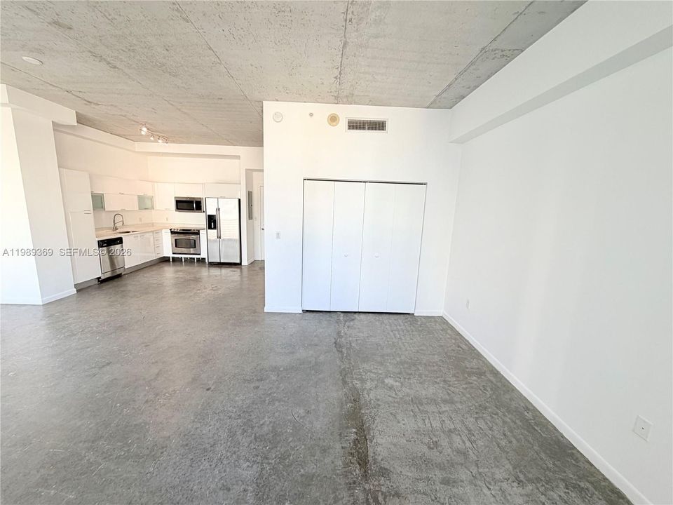 For Sale: $299,000 (1 beds, 1 baths, 662 Square Feet)