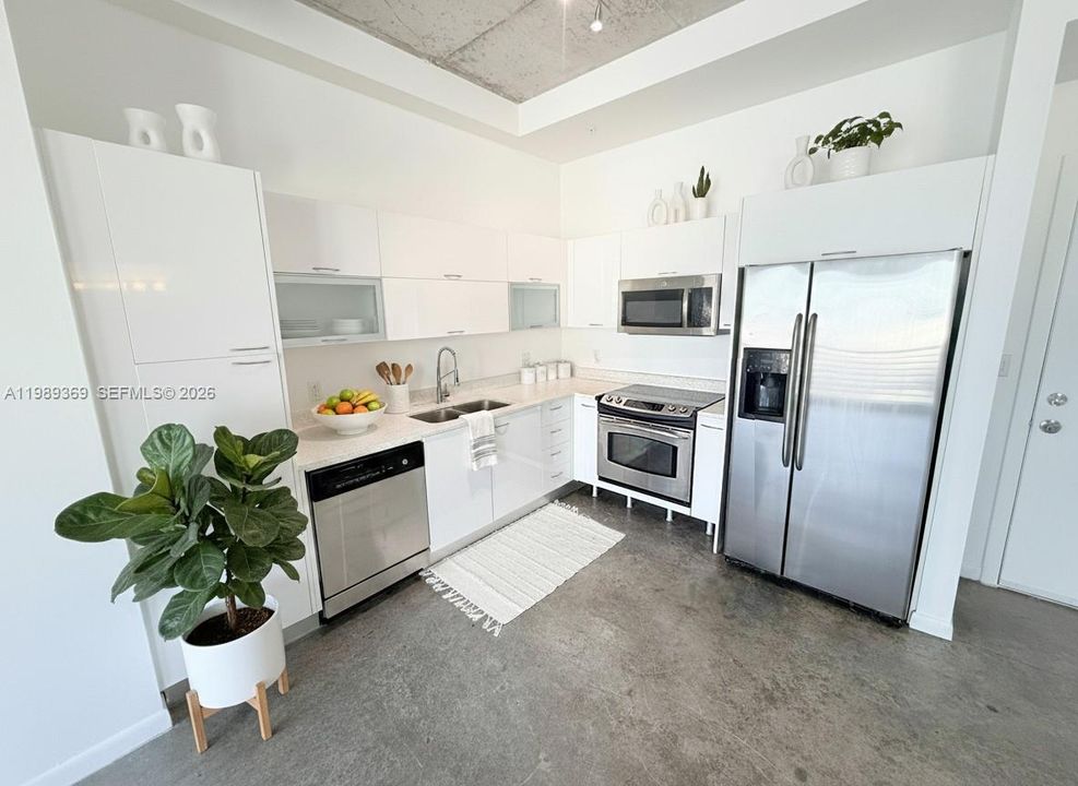 For Sale: $299,000 (1 beds, 1 baths, 662 Square Feet)
