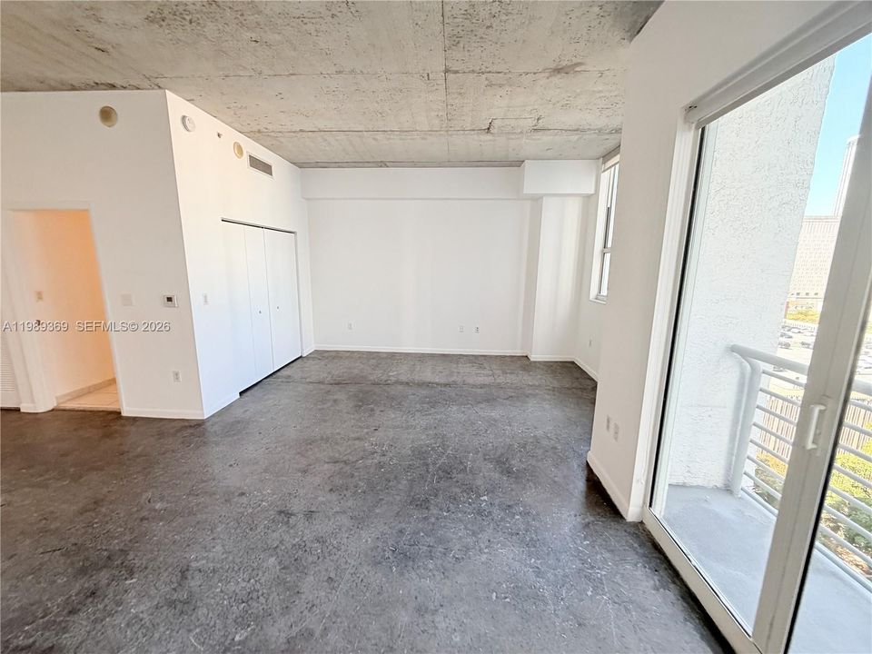 For Sale: $299,000 (1 beds, 1 baths, 662 Square Feet)