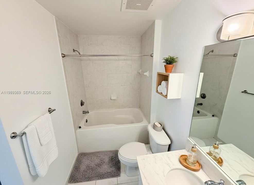 For Sale: $299,000 (1 beds, 1 baths, 662 Square Feet)