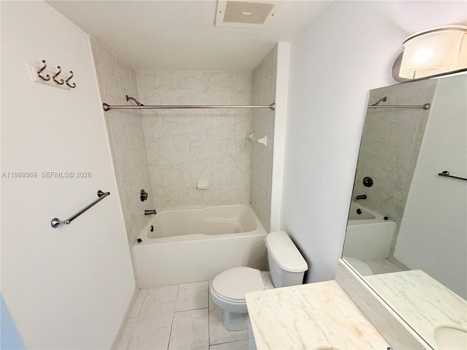 For Sale: $299,000 (1 beds, 1 baths, 662 Square Feet)