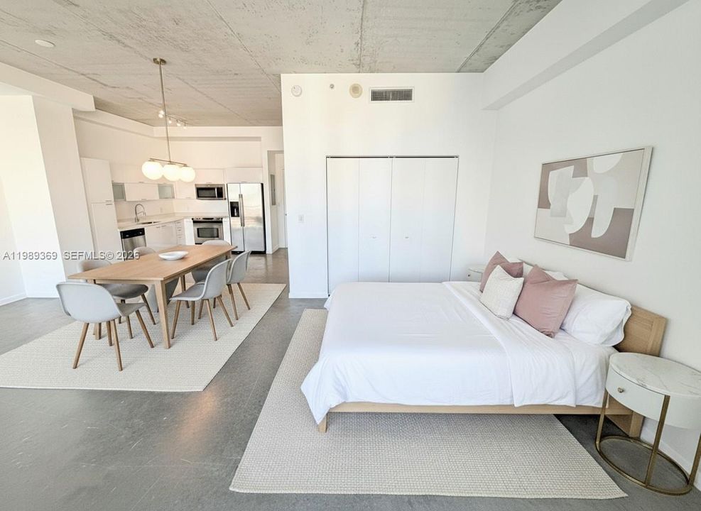 For Sale: $299,000 (1 beds, 1 baths, 662 Square Feet)