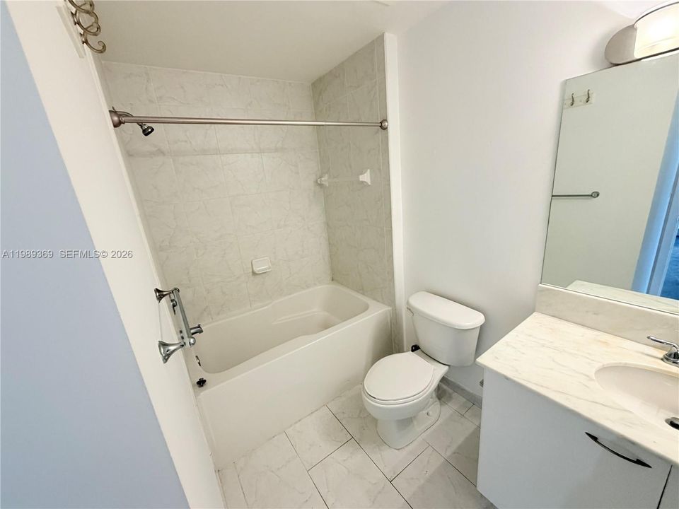 For Sale: $299,000 (1 beds, 1 baths, 662 Square Feet)