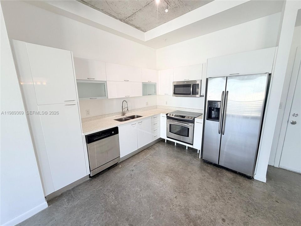For Sale: $299,000 (1 beds, 1 baths, 662 Square Feet)