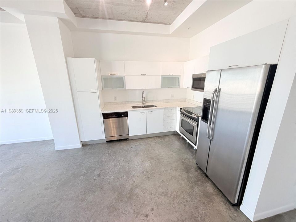 For Sale: $299,000 (1 beds, 1 baths, 662 Square Feet)
