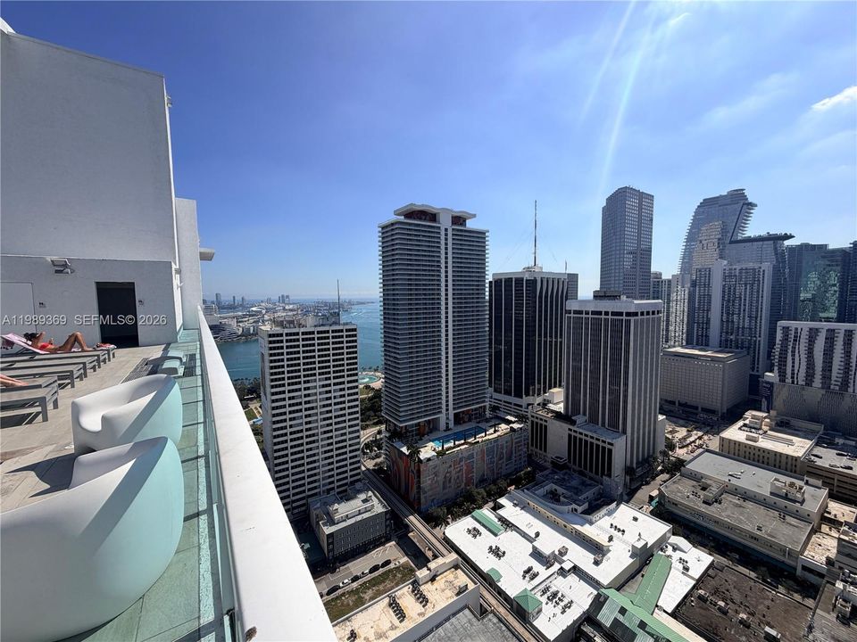For Sale: $299,000 (1 beds, 1 baths, 662 Square Feet)