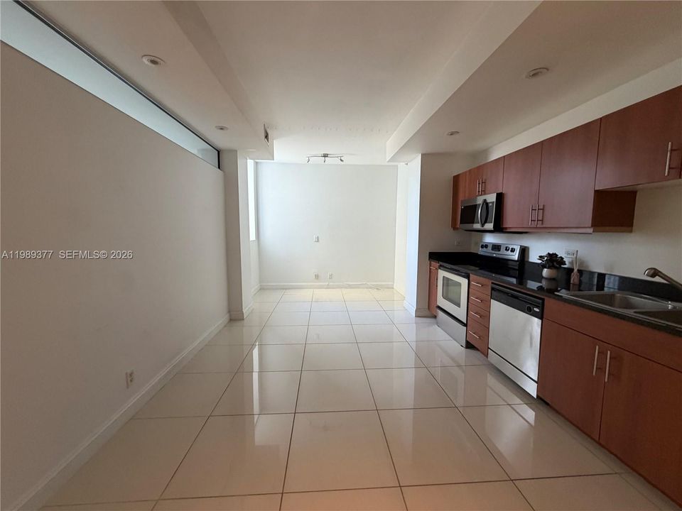 For Sale: $230,000 (1 beds, 1 baths, 553 Square Feet)