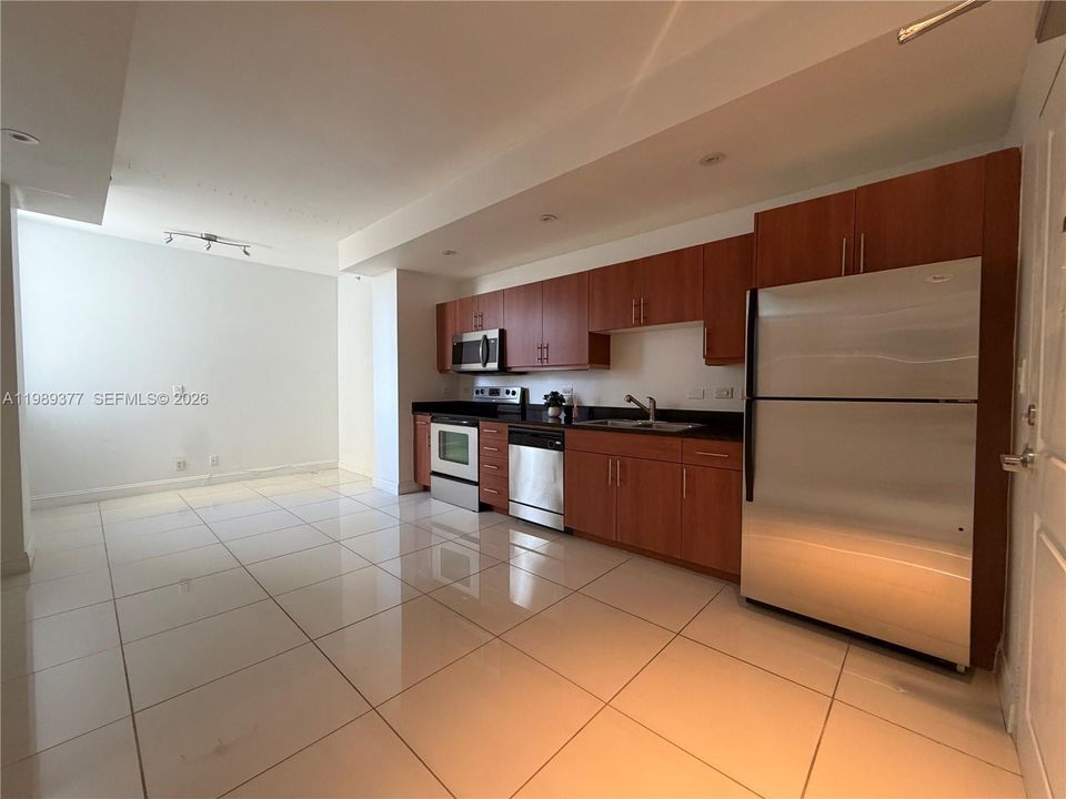 For Sale: $230,000 (1 beds, 1 baths, 553 Square Feet)