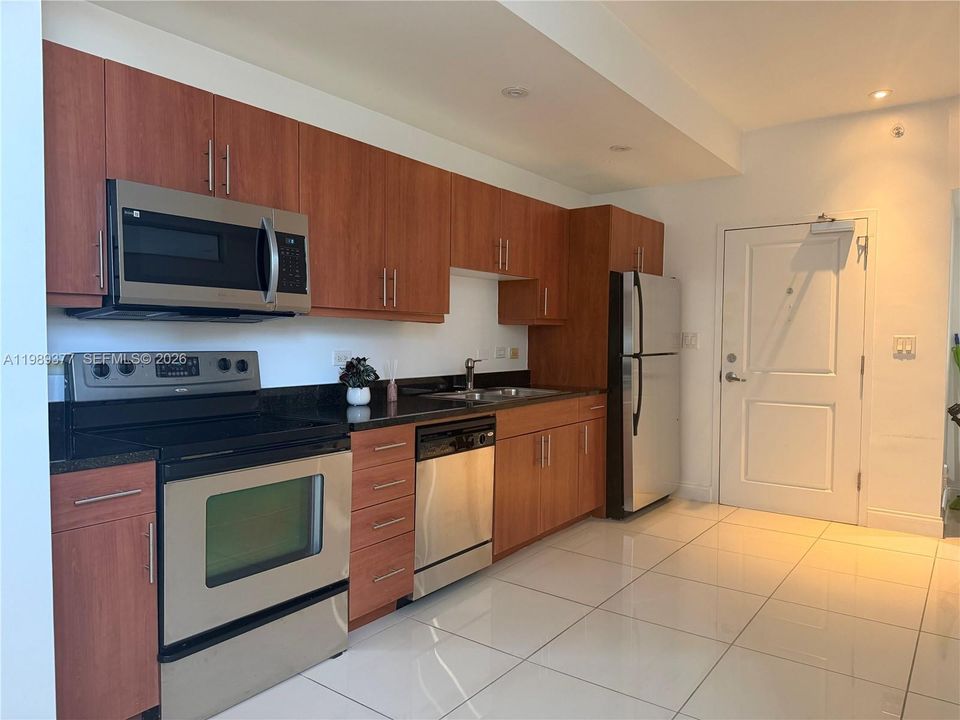 For Sale: $230,000 (1 beds, 1 baths, 553 Square Feet)