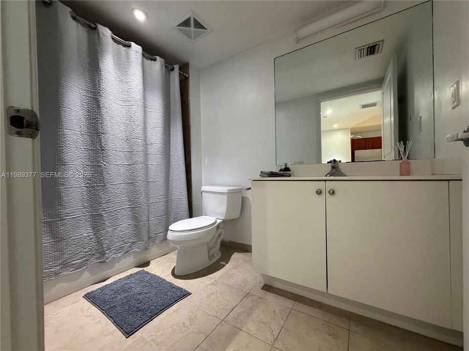 For Sale: $230,000 (1 beds, 1 baths, 553 Square Feet)