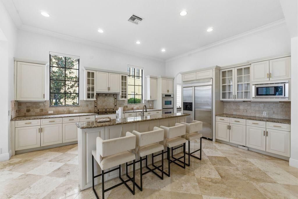 KITCHEN ISLAND AREA