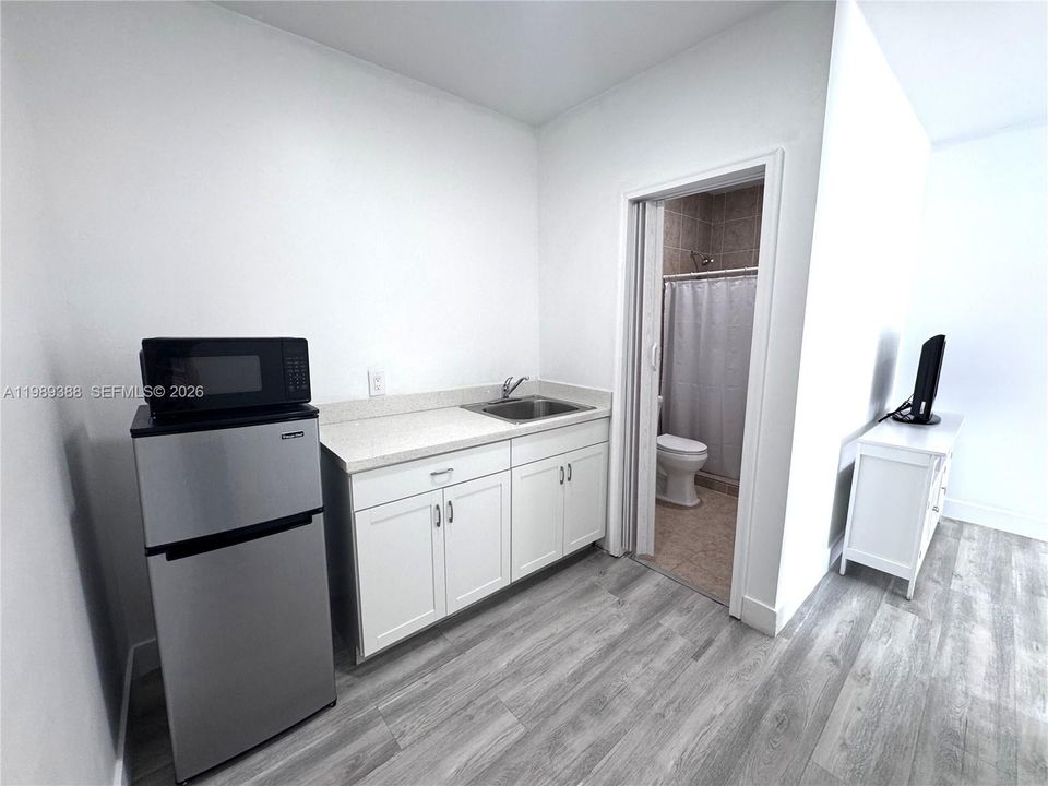 For Rent: $1,450 (1 beds, 1 baths, 1865 Square Feet)