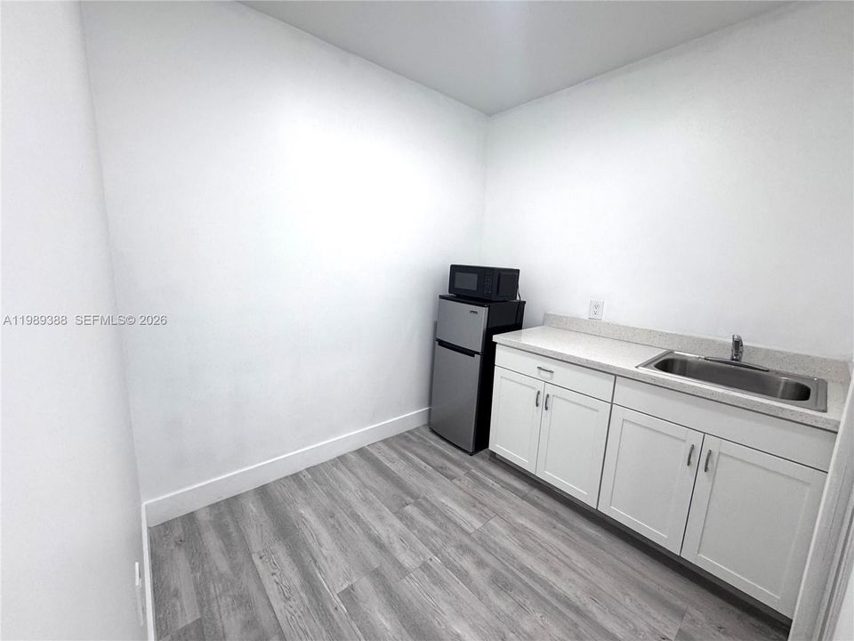 For Rent: $1,450 (1 beds, 1 baths, 1865 Square Feet)