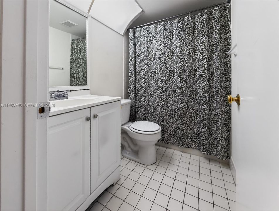For Sale: $117,000 (1 beds, 1 baths, 685 Square Feet)