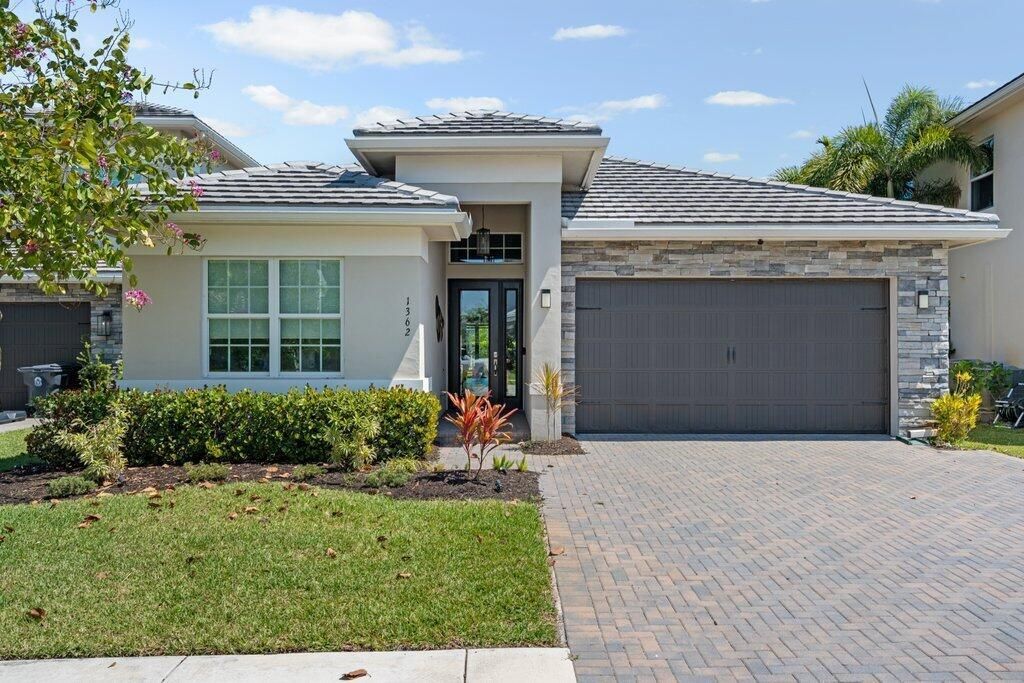Front Exterior.jpeg-SMALL