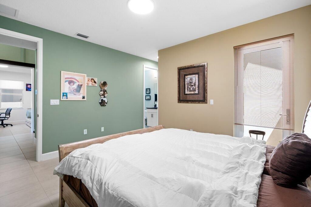 bedroom w/ Ensuite