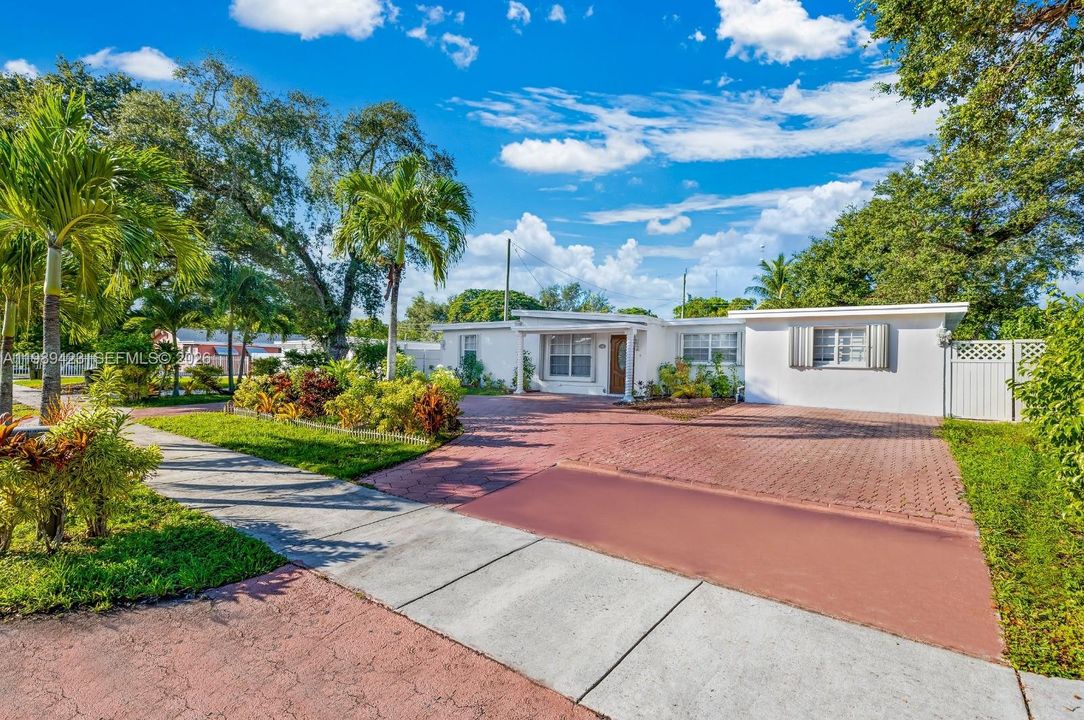 En Venta: $599,000 (4 camas, 2 baños, 958 Pies cuadrados)