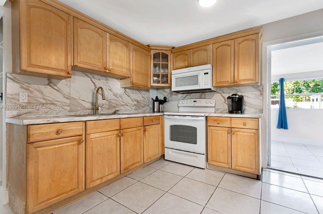 En Venta: $599,000 (4 camas, 2 baños, 958 Pies cuadrados)