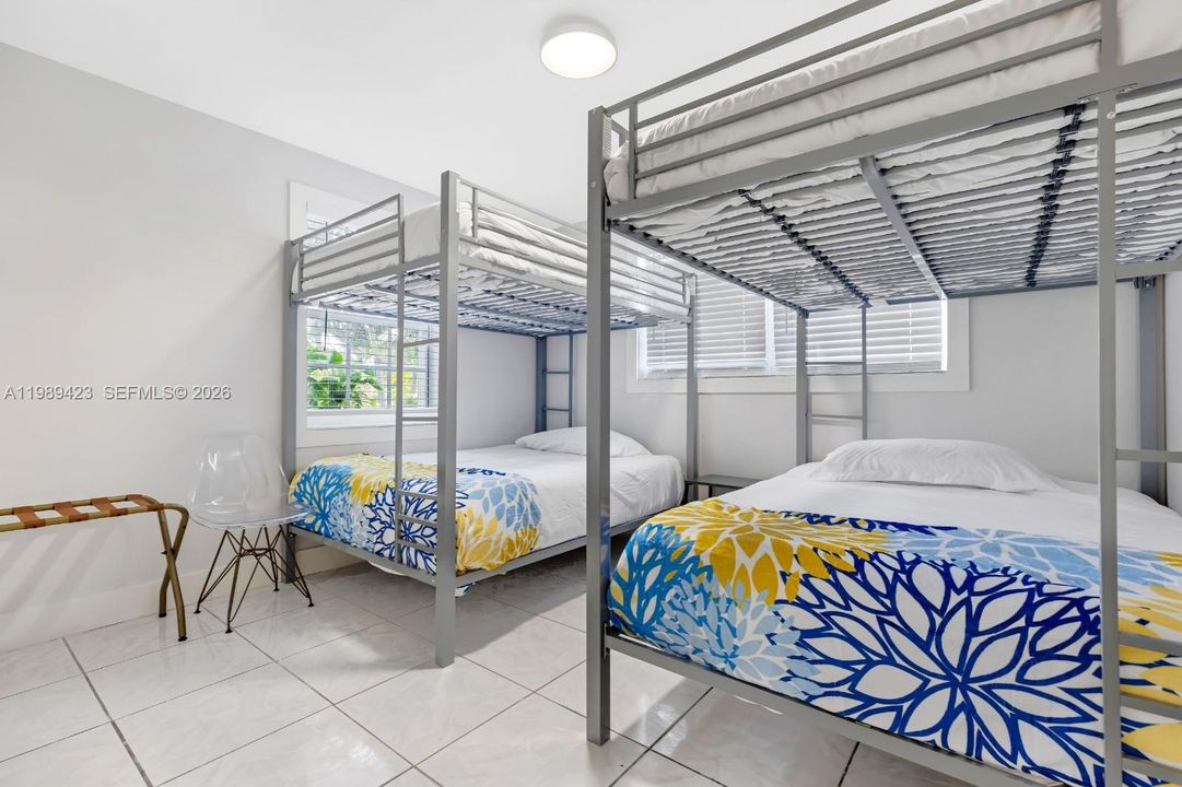 En Venta: $599,000 (4 camas, 2 baños, 958 Pies cuadrados)