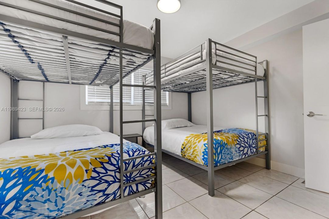 En Venta: $599,000 (4 camas, 2 baños, 958 Pies cuadrados)