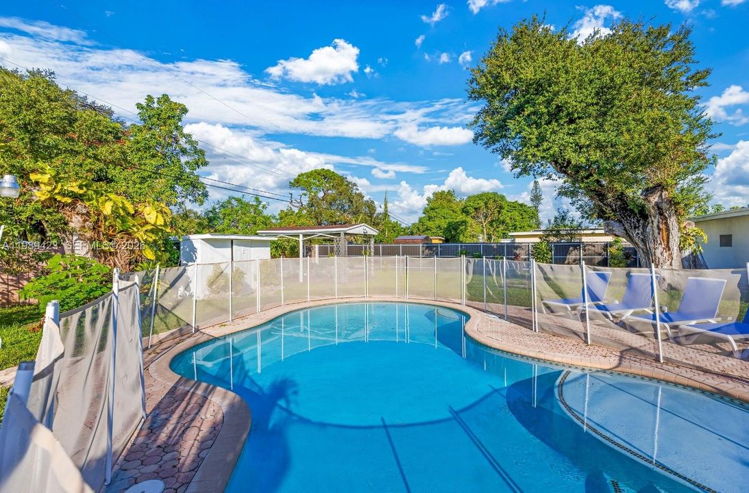 En Venta: $599,000 (4 camas, 2 baños, 958 Pies cuadrados)