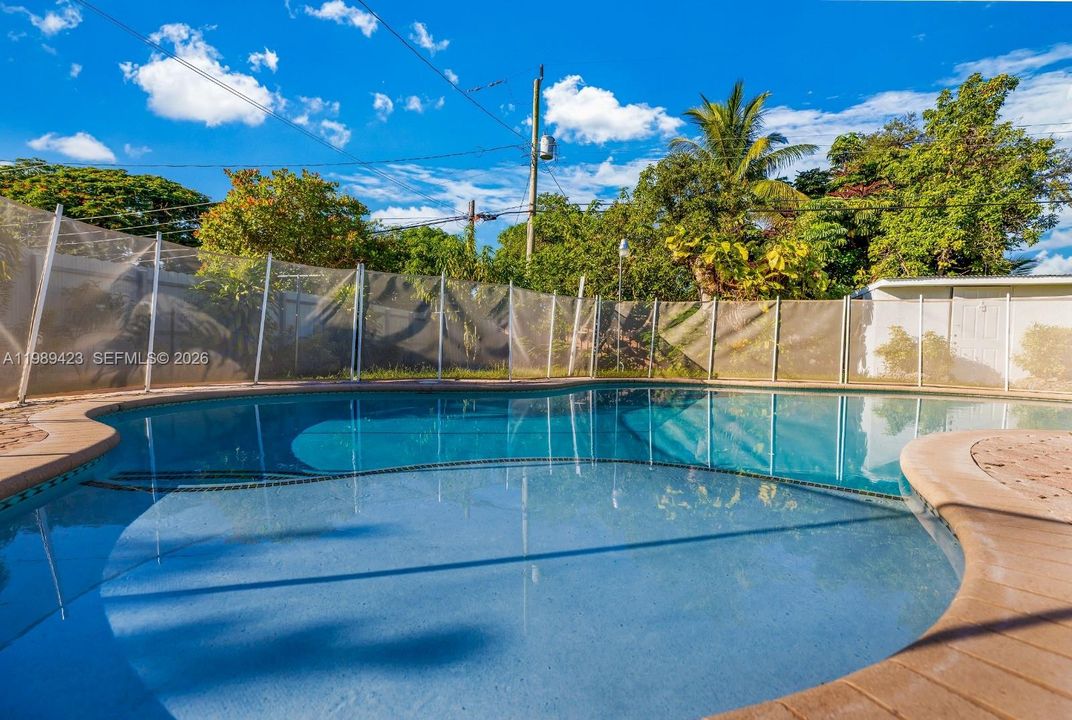 En Venta: $599,000 (4 camas, 2 baños, 958 Pies cuadrados)
