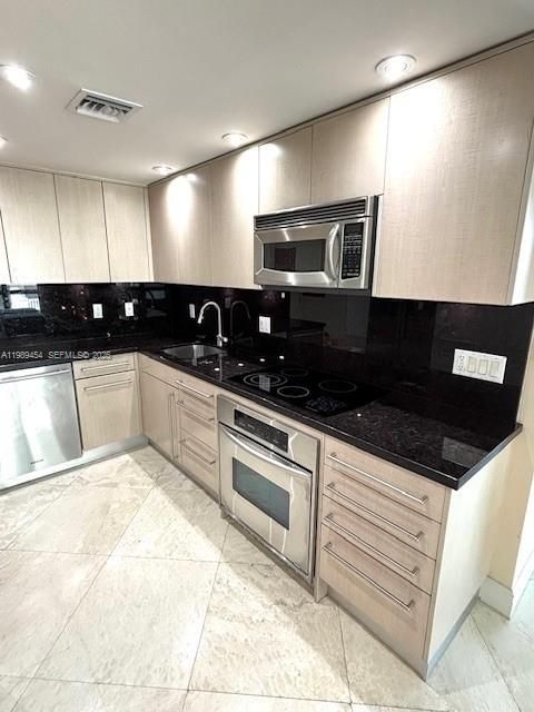 Activo con contrato: $1,550,000 (3 camas, 2 baños, 1782 Pies cuadrados)