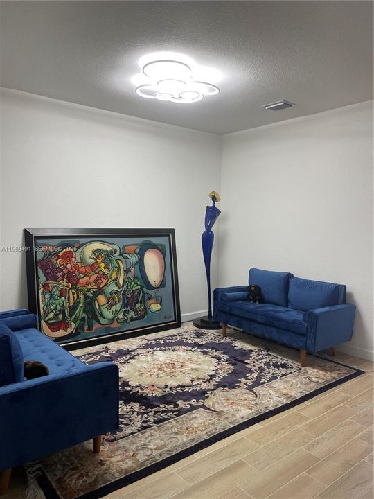 Activo con contrato: $4,000 (4 camas, 2 baños, 1920 Pies cuadrados)