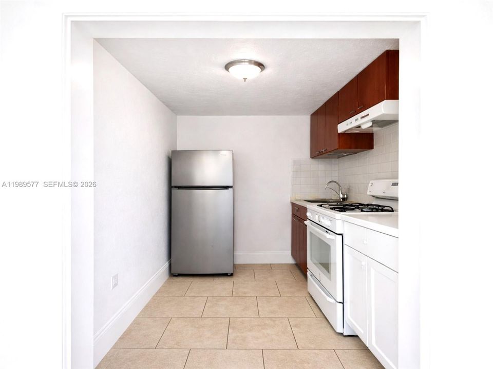 For Rent: $1,350 (1 beds, 1 baths, 1638 Square Feet)