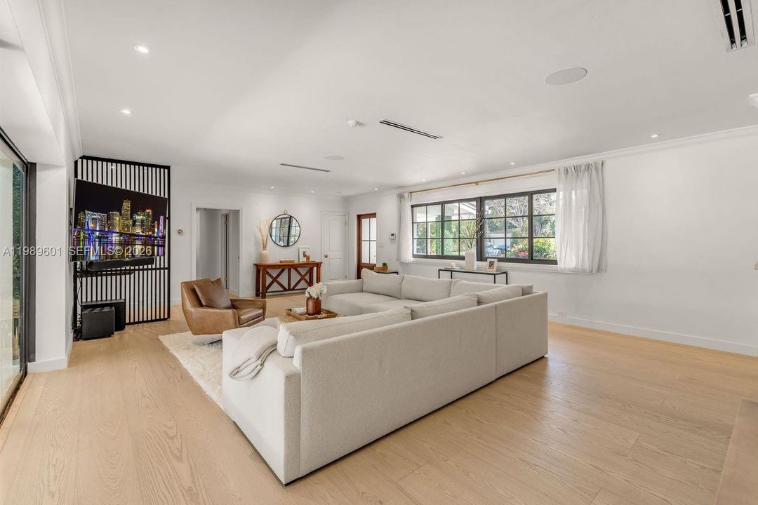 Recently Sold: $3,200,000 (4 beds, 3 baths, 2346 Square Feet)