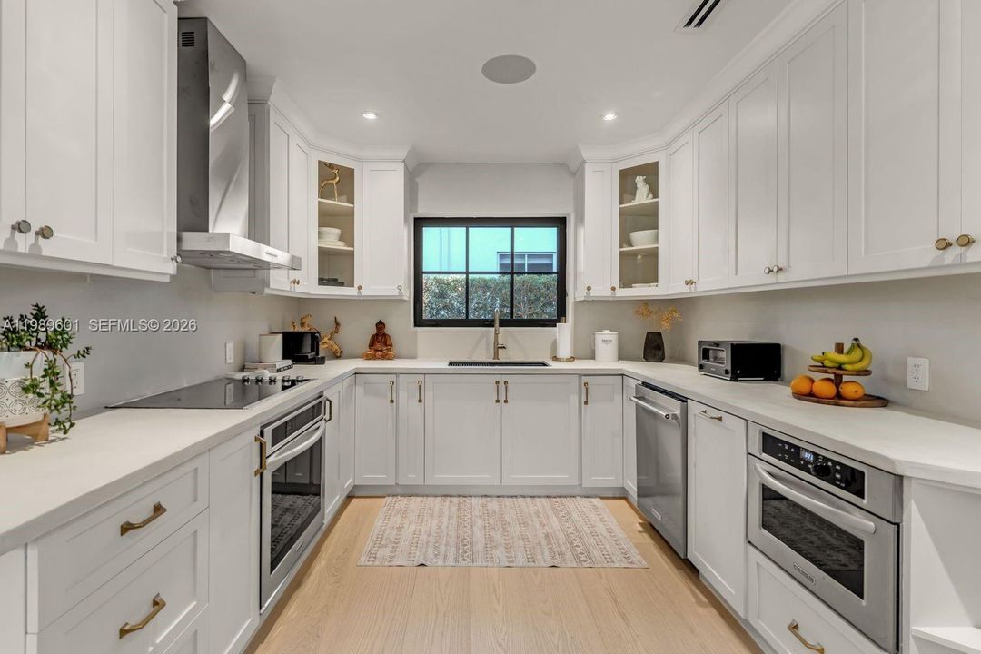 Recently Sold: $3,200,000 (4 beds, 3 baths, 2346 Square Feet)