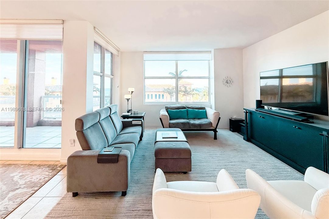 For Sale: $1,095,000 (2 beds, 2 baths, 1604 Square Feet)