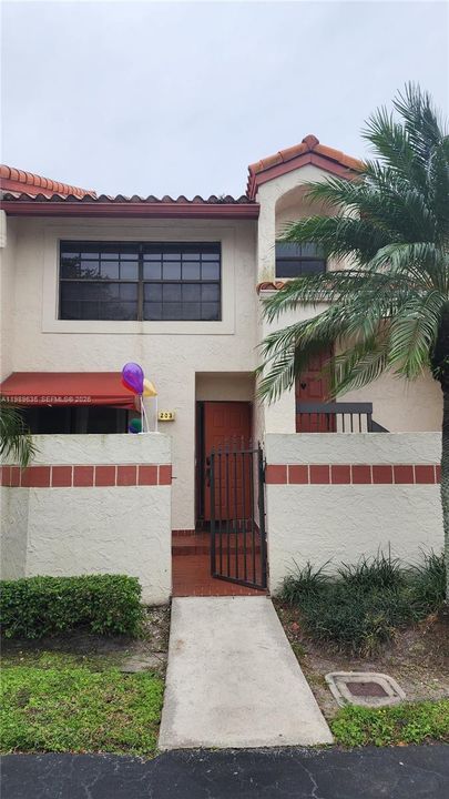 На продажу: $254,900 (2 спален, 2 ванн, 1150 Квадратных фут)