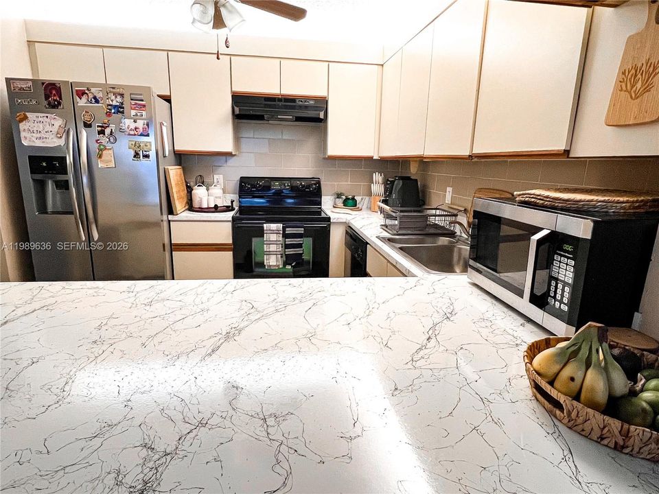 На продажу: $254,900 (2 спален, 2 ванн, 1150 Квадратных фут)