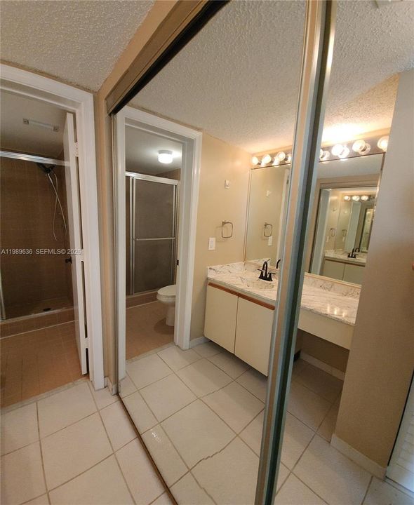 На продажу: $254,900 (2 спален, 2 ванн, 1150 Квадратных фут)