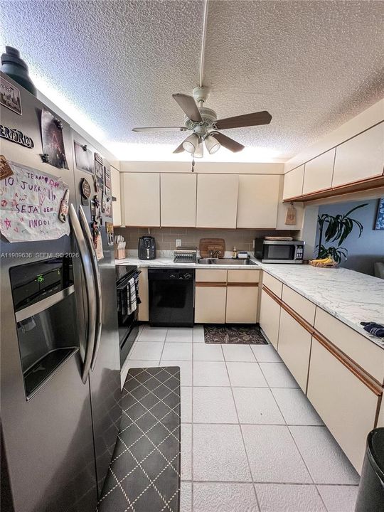 На продажу: $254,900 (2 спален, 2 ванн, 1150 Квадратных фут)